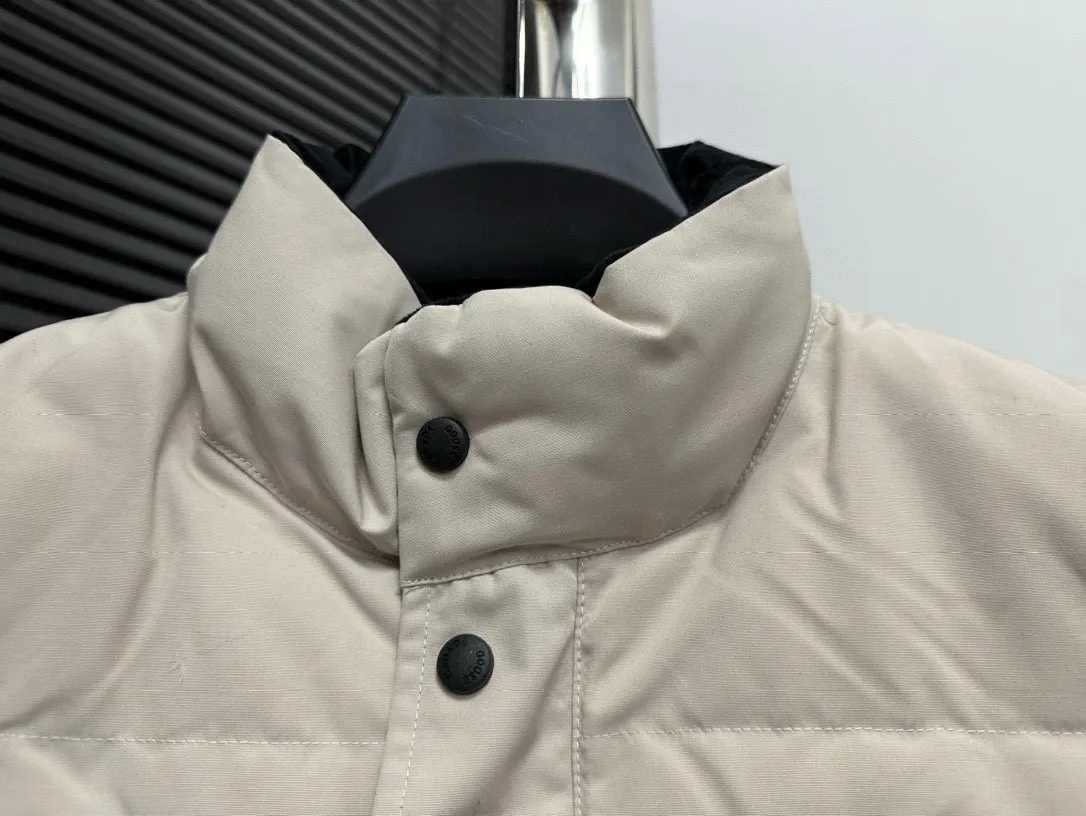 P360 [Canada Goose] Canada Goose #Freestyle Crew 4154M Men’s and Women’s Vest Down# ➖ Imported Behringer embroidery machine with customized 10,000-needle embroidery logo! ➖ Imported 21-count polyester-cotton blended original fabric, using Feather-Light 10D waterproof coating fabric, made of 84.5% polyester fiber and 15.5% cotton, 100% the best feel in the entire network! ➖ The genuine official website uses the national standard 80 white duck down, and will never be misled by false claims such as 90 down or goose down! ➖ 100% nylon nylon lining with double double-layer sealing design to prevent velvet from running away. Top-grade polar fleece is used in the collar and pockets to keep warm and comfortable! ➖ Yoshida YKK provides original custom-made electroplated sliders. YKK two-way lockable zippers are tight and smooth and will not peel off paint! ➖ 3M composite original Velcro is durable, and all accessories and hardware are disassembled and customized! ⛔No slander, no exaggeration, no need for too much copywriting, because it is focused, it is professional!  SIZE: XS S M L XL XXL